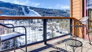 A balcony with a view of a snowy mountain and a parking lot. - Lenawee 1735 (Keystone)
