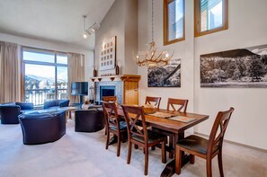Condo, 3 chambres | Cuisine privée | Réfrigérateur grande capacité avec congélateur, four à micro-ondes