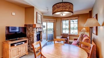 Condo, 2 Bedrooms | Dining
