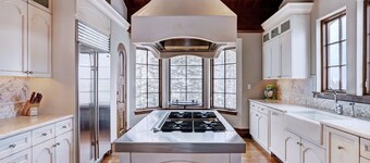 Gorgeous 5 Bedroom Private Chalet in Vail Village by RedAwning - Save 20% on 7+ Nights!