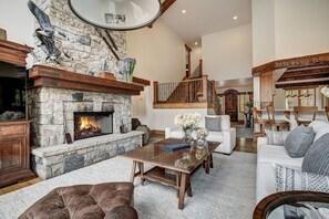 Pientalo, 5 makuuhuonetta | Oleskelualue | Taulutelevisio, takka, DVD-soitin