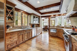 Casa geminada, 5 quartos | Cozinha privada | Geladeira grande, micro-ondas, fogão, cooktop