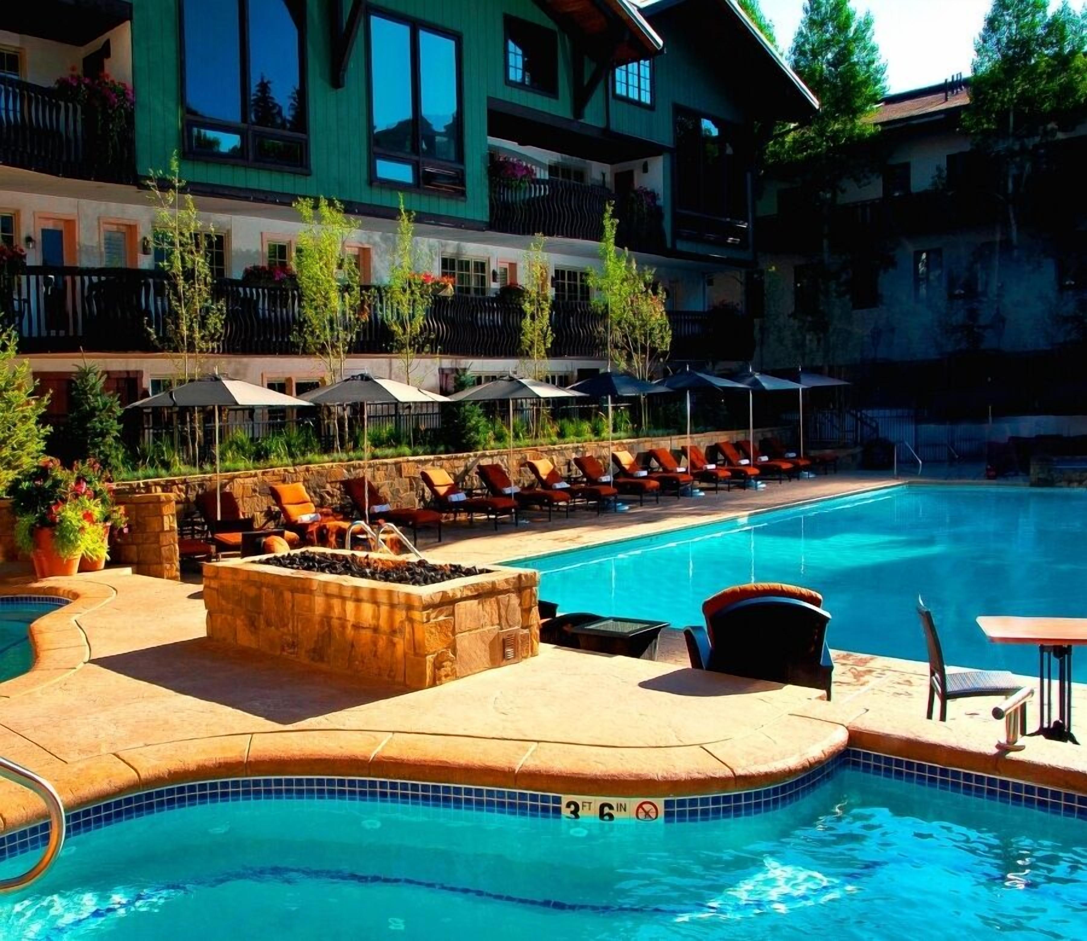 Una piscina al aire libre, una piscina climatizada