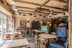 Se ofrece un desayuno bufé todos los días (6 EUR por persona)