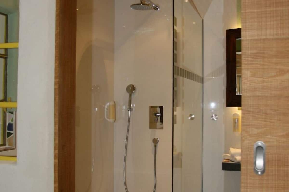 comfort double room | bathroom shower