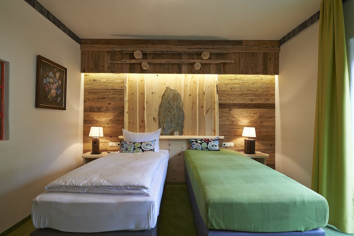 Comfort Single Room | Hypo-allergenic bedding available, in-room safe, desk, blackout drapes