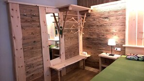 Comfort enkelrum | Allergitestade sängkläder och värdeförvaringsskåp på rummet