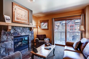 Apartamento, 2 habitaciones | Zona de estar | Una televisión de pantalla plana, una chimenea, un reproductor de DVD