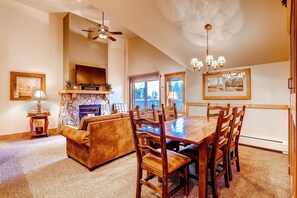 Televisión de pantalla plana, chimenea, reproductor de DVD