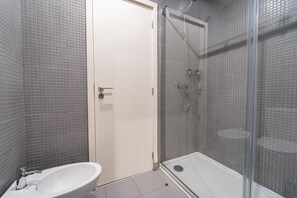 Grand Twin Room | Bathroom