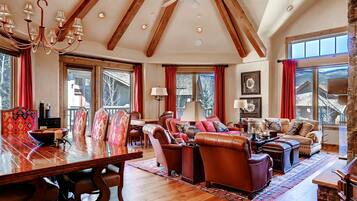 Condo, 5 Bedrooms | In-room dining