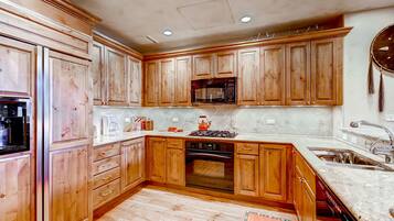 Condo, 5 Bedrooms | Private kitchen | Microwave, oven, coffee/tea maker, toaster