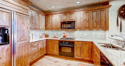 5br/5ba , Ski In/out In Arrowhead, 3523 Sq Ft! 5 Bedroom Condo by RedAwning