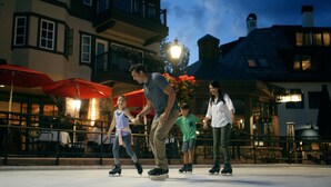 Une patinoire en plein air où des gens patinent.