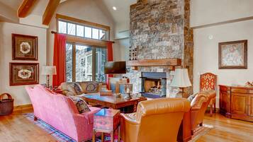 Condo, 5 Bedrooms | Living area | 42-inch flat-screen TV with cable channels, Smart TV, fireplace