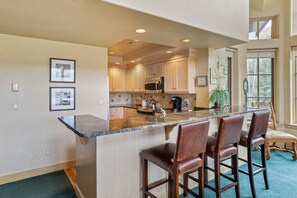 Appartement, 3 slaapkamers | Privékeuken | Een koelkast, een magnetron, een oven, een koffiezetapparaat/waterkoker