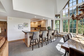 Condo, 3 chambres | Intérieur