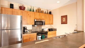 Apartamento, 2 habitaciones | Cocina privada | Frigorífico grande, microondas, horno y placa de cocina