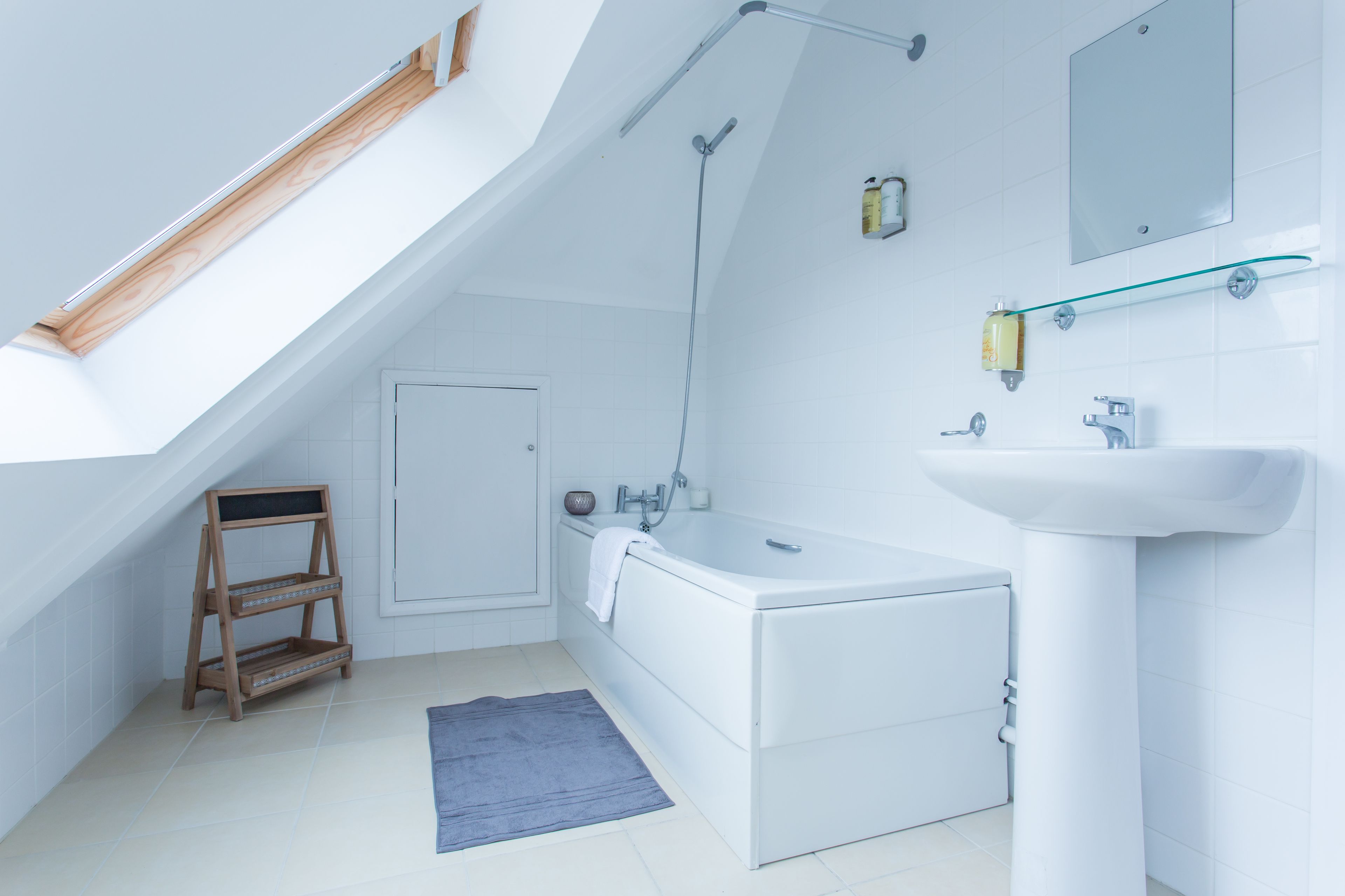 Deluxe Apartment, 1 Bedroom, Kitchen | Bathroom | Combined shower/bathtub, free toiletries, hair dryer, towels