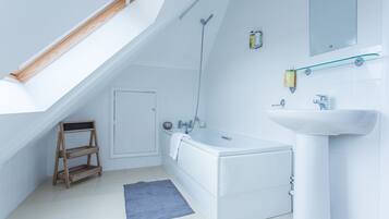 Deluxe Apartment, 1 Bedroom, Kitchen | Bathroom | Combined shower/bathtub, free toiletries, hair dryer, towels