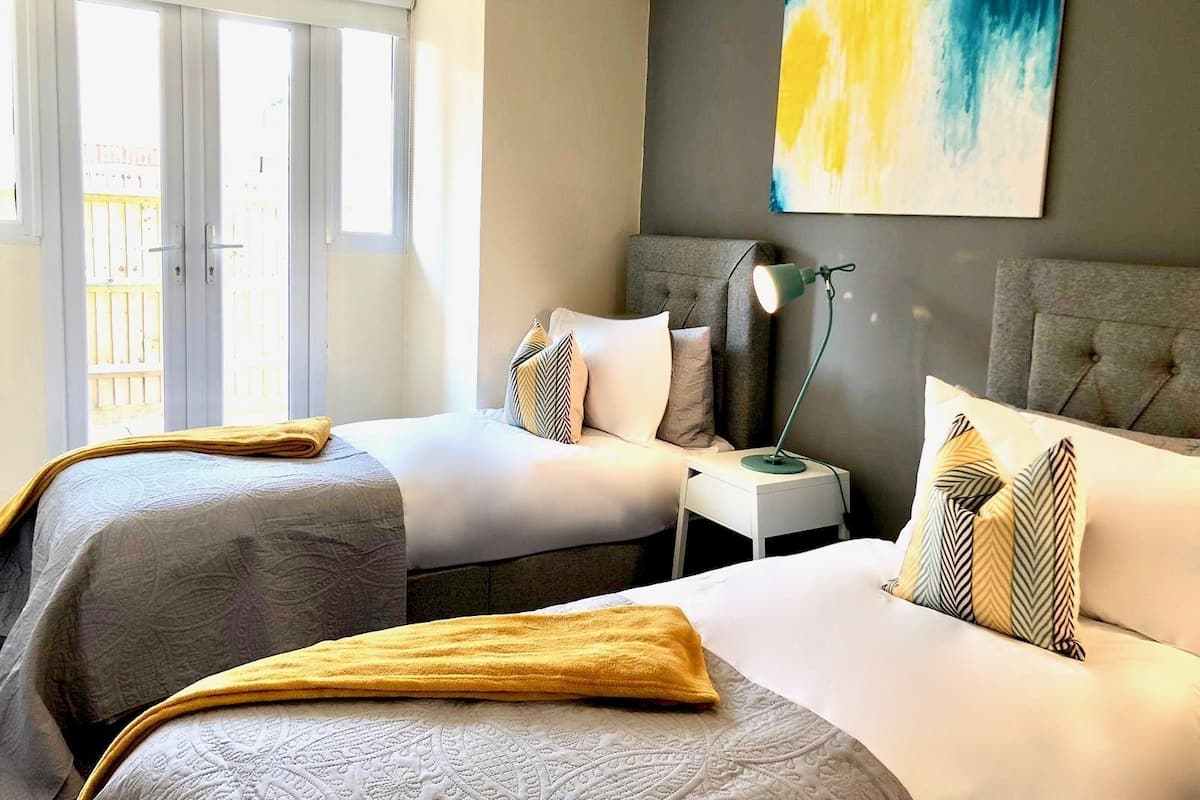 Appartement Deluxe, 2 chambres, non-fumeur, rez-de-chaussée | Literie hypoallergénique, lit avec matelas à plateau-coussin, bureau