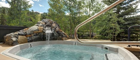 Una piscina al aire libre, una piscina climatizada