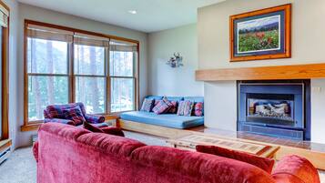 联排别墅, 2 间卧室 | 起居区 | 平板电视、壁炉、DVD 播放器