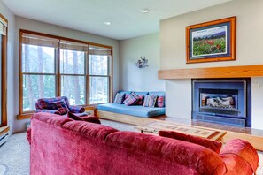 Living area - Quicksilver 1643 (Keystone)