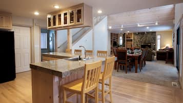 House, 5 Bedrooms | Private kitchen