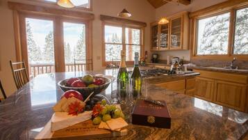 House, 5 Bedrooms | Private kitchen