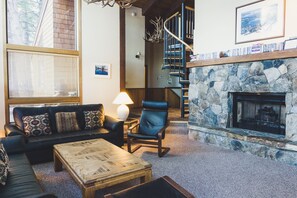 House, 4 Bedrooms | Living area | TV, fireplace, DVD player - 195 Basque Dr (Truckee)