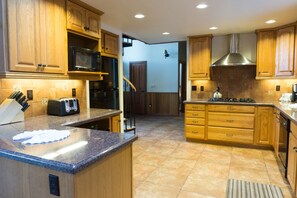 House, 4 Bedrooms | Private kitchen | Full-size fridge, microwave, oven, stovetop - 195 Basque Dr (Truckee)