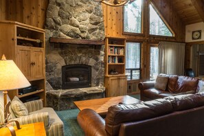 House, 3 Bedrooms | Living room | Flat-screen TV, fireplace, DVD player