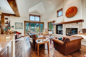 Resortwoning, 4 slaapkamers | Woonkamer | Een flatscreentelevisie, een open haard en een dvd-speler