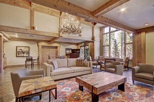 Daire, 1 Yatak Odası | Oturma alanı | Düz ekran televizyon, şömine, DVD oynatıcı 