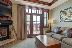 Condo, 1 habitación | Área de sala de estar | Televisión de pantalla plana, chimenea y reproductor de DVD 