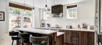 Spacious 4 Bedroom  Steps From Winter Activities Condo by RedAwning