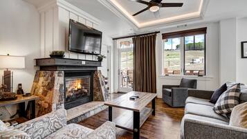 Condo, 4 phòng ngủ | Khu phòng khách | TV màn hình phẳng, lò sưởi, đầu đĩa DVD, MP3 dock