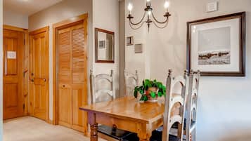 Studio | Dining