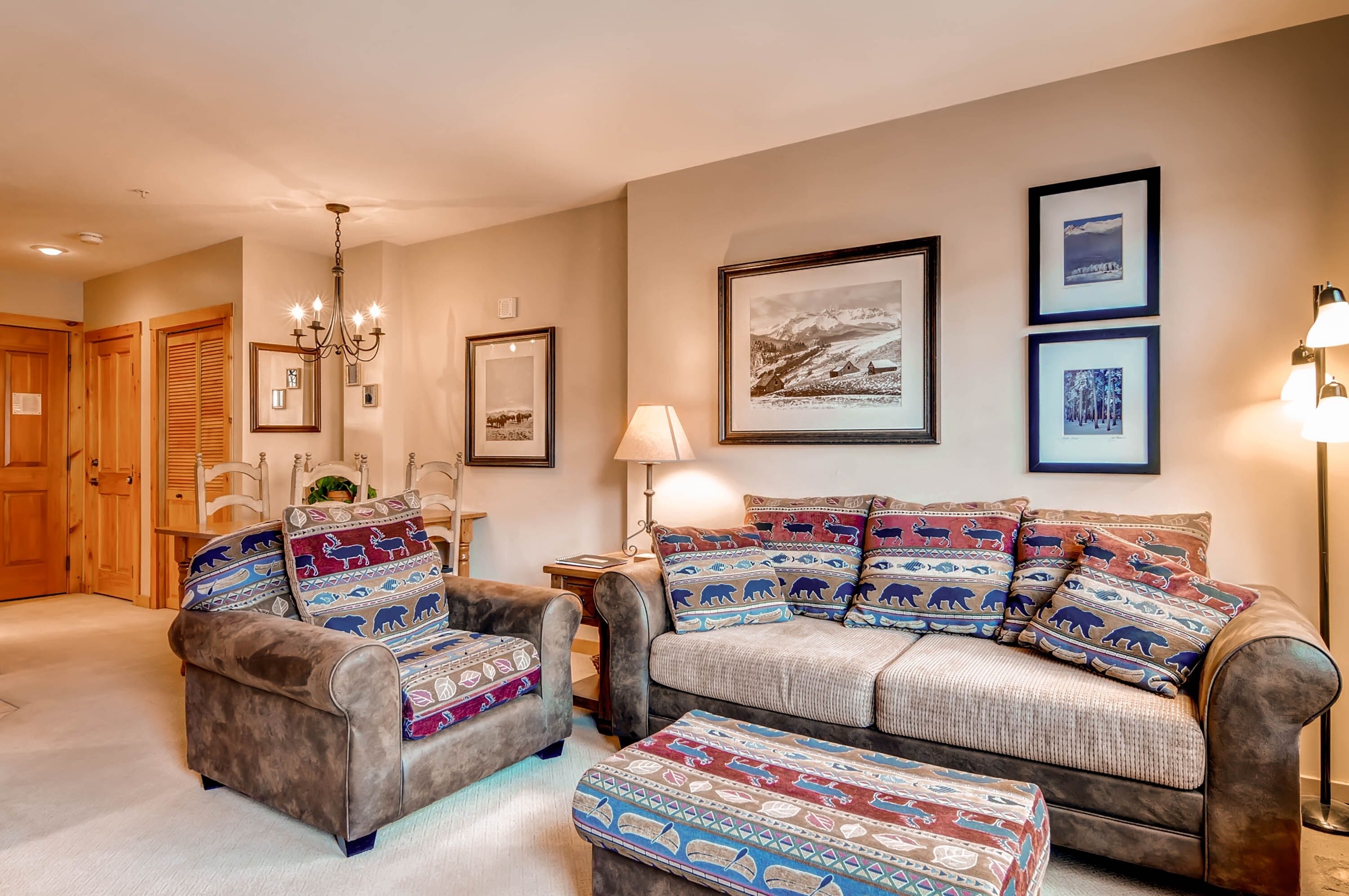 Televisión de pantalla plana, chimenea, reproductor de DVD