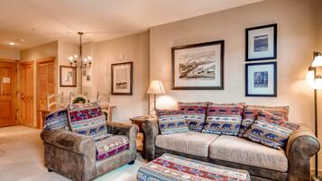 Studio | Coin séjour | Télévision à écran plat, cheminée, lecteur de DVD