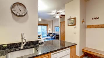 Refrigerador con freezer, microondas, horno, placa de cocina