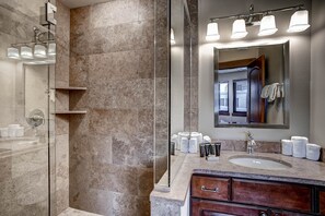 Condo, 1 chambre | Salle de bain | Séchoir à cheveux, serviettes fournies, shampooing