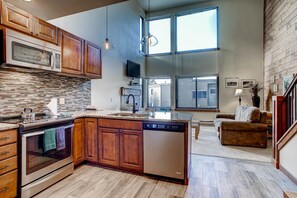 Apartamento, 1 habitación | Cocina privada | Frigorífico grande, microondas, horno y placa de cocina