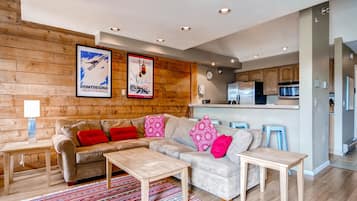 Condo, 2 habitaciones | Área de sala de estar | Televisión de pantalla plana, chimenea y reproductor de DVD
