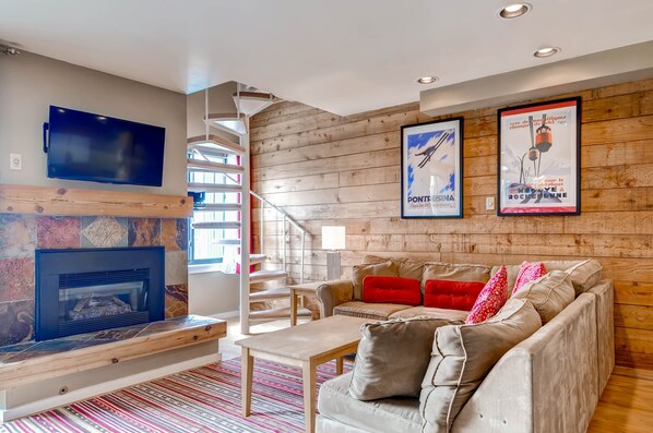 公寓式客房, 2 间卧室 | 起居区 | 平板电视、壁炉、DVD 播放器