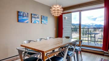 Condo, 2 Bedrooms | Dining