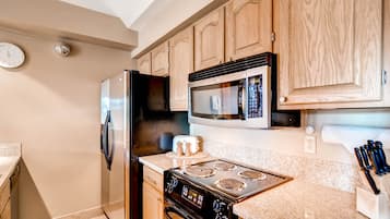 Condo, 2 habitaciones | Cocina privada | Refrigerador con congelador, microondas, horno y parrilla de estufa