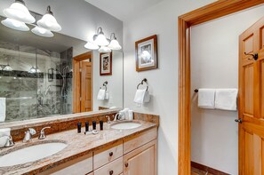 Condo, 2 quartos | Banheiro