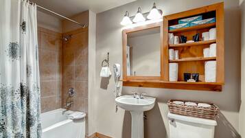 Apartamento, 1 habitación | Baño | Secador de pelo, toallas y champú